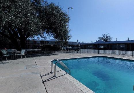 Americas Best Value Inn Uvalde Exterior foto