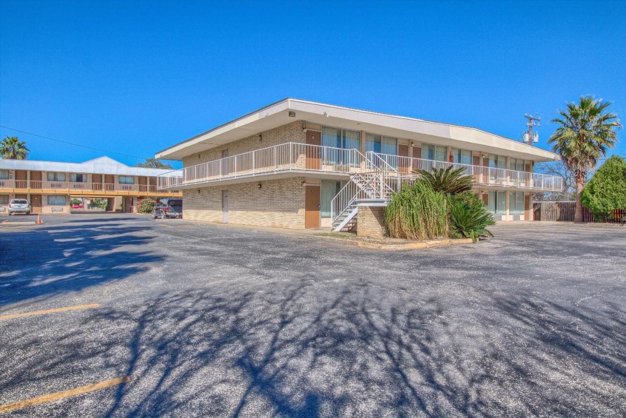 Americas Best Value Inn Uvalde Exterior foto