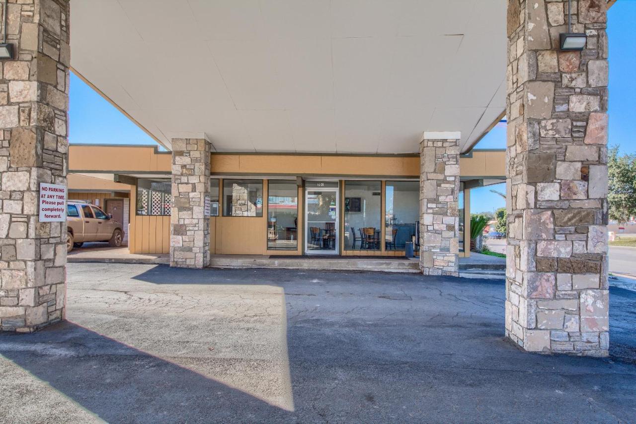 Americas Best Value Inn Uvalde Exterior foto