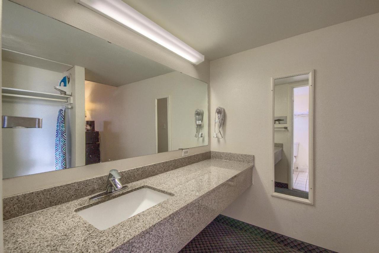 Americas Best Value Inn Uvalde Exterior foto