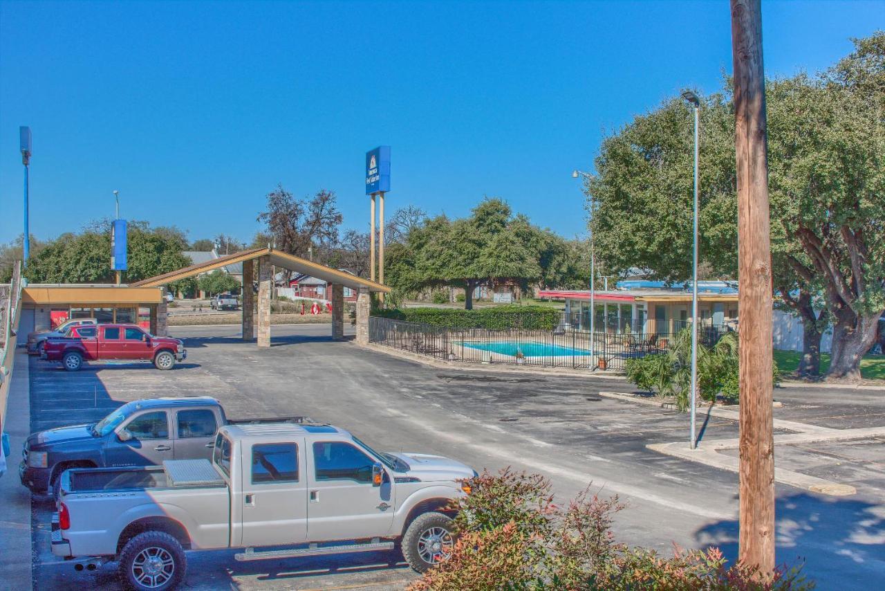 Americas Best Value Inn Uvalde Exterior foto